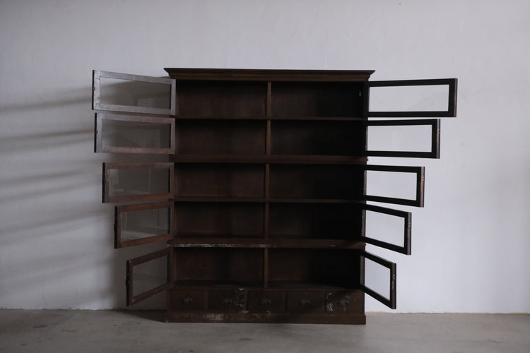 偉大なガラス戸棚