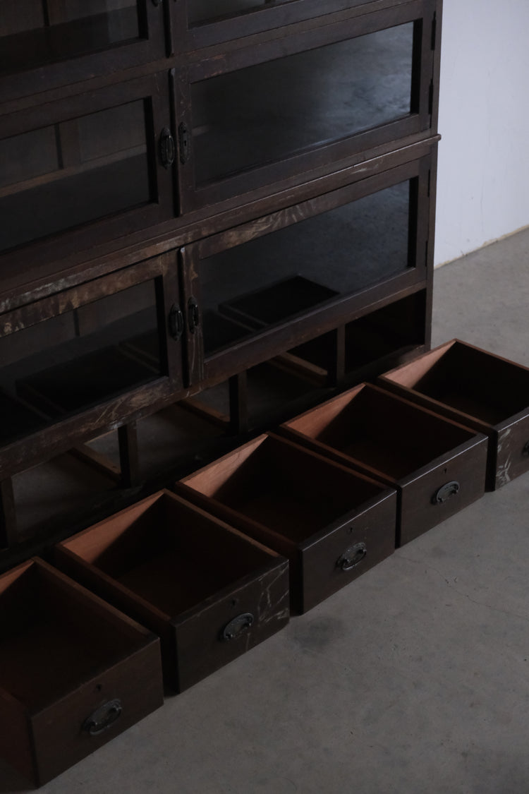 偉大なガラス戸棚