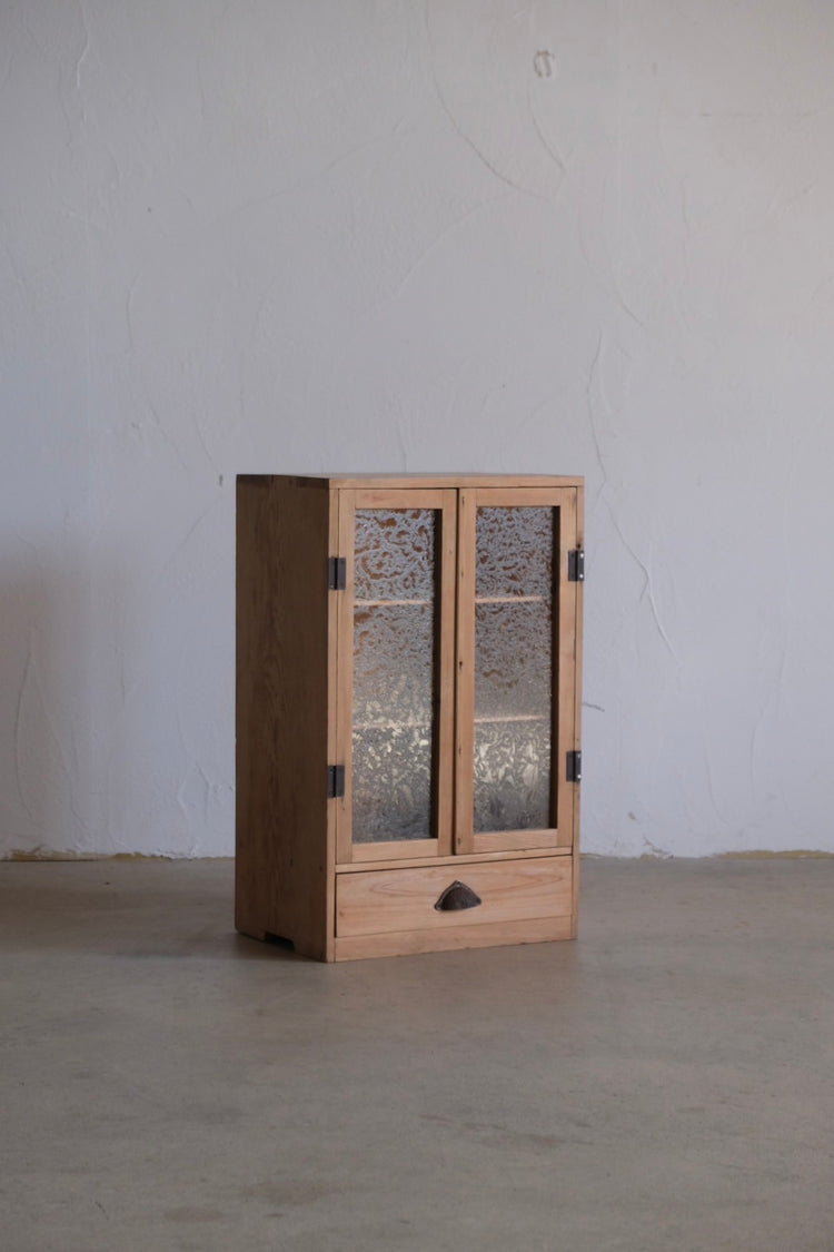 ガラス戸棚
