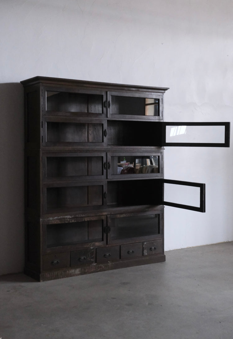 偉大なガラス戸棚